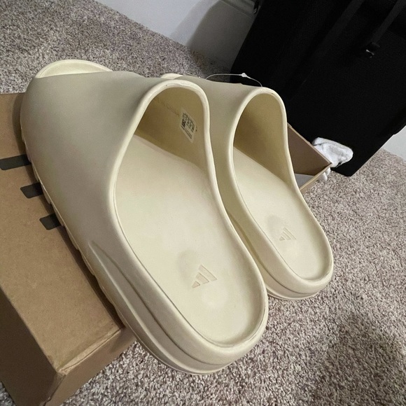 Yeezy Slides Bone White - Picture 2 of 3